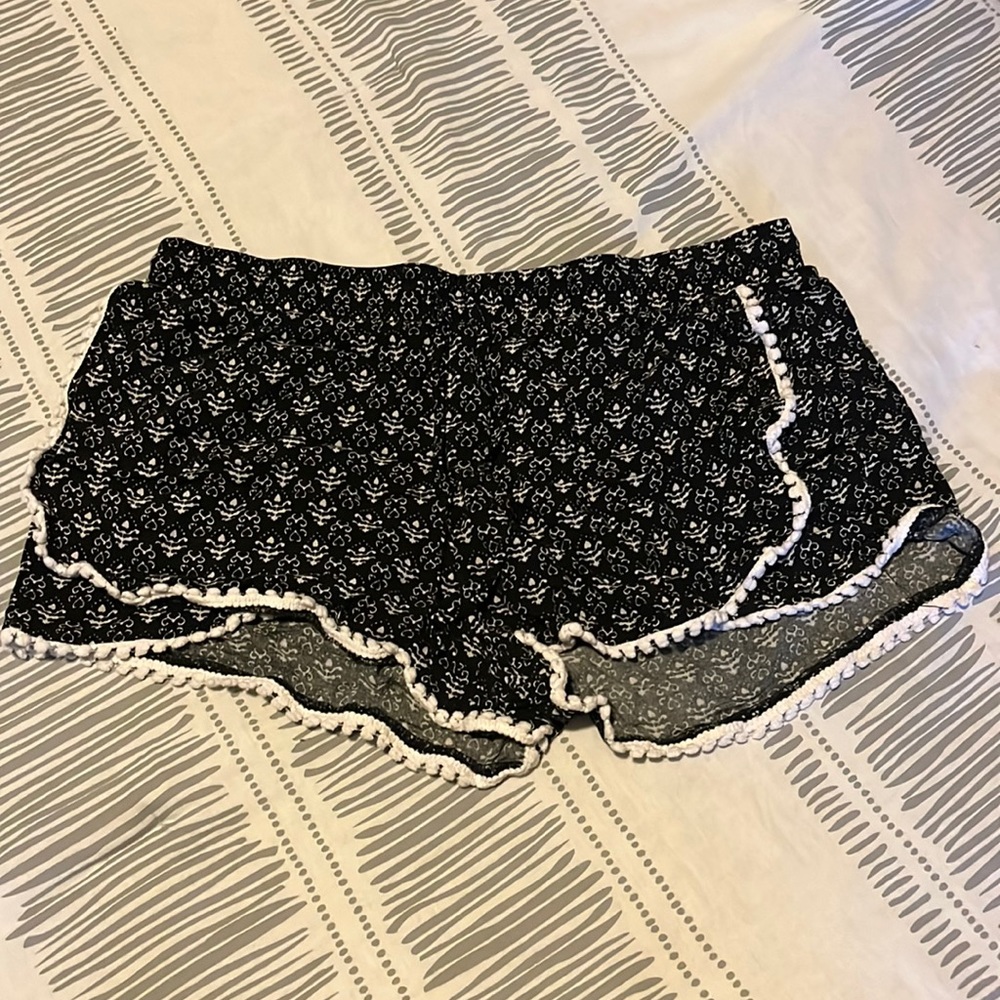 No boundaries black detailed flowy shorts